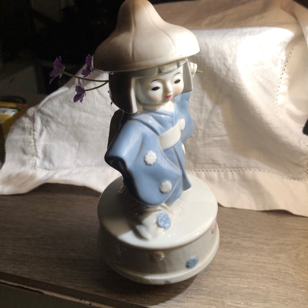 Vintage Ceramic music box with Blue Kimono. Music a bit slow